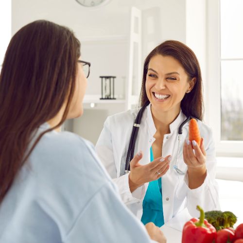 A dietitian speaks to their client.