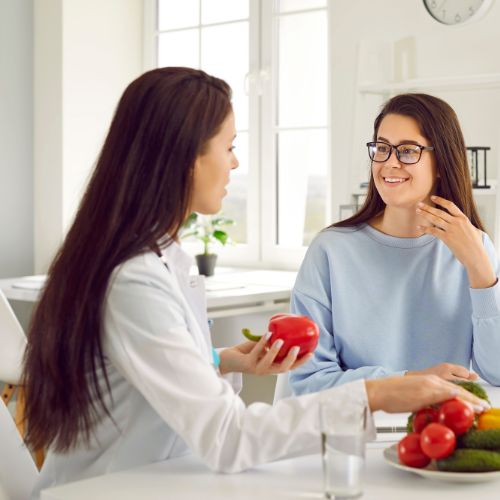 A dietitian speaks to their client.